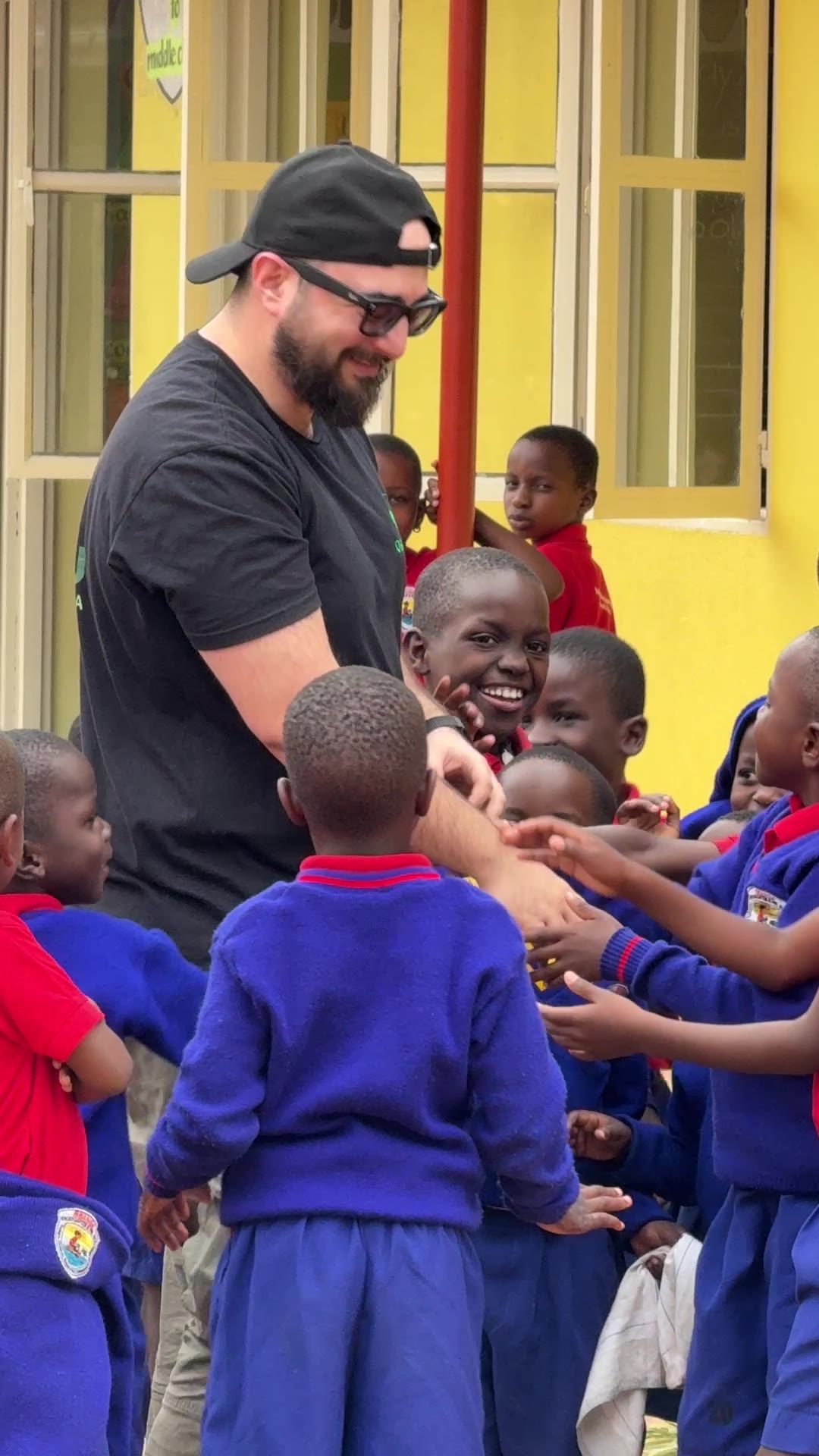 Lachende Schulkinder in Uganda beim Besuch von Obulamu